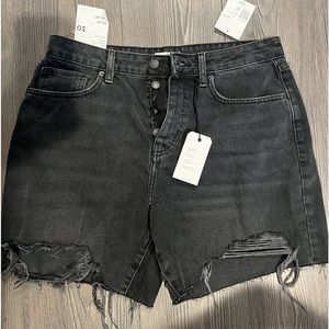 NWT Forever 21 black mom shorts. Size 30